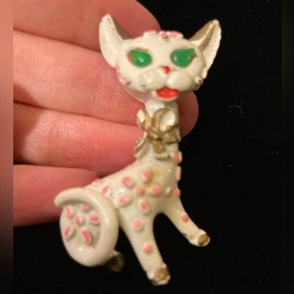 Vintage 1960s Trifari Cat Pin - Green Rhinestone Gem Accents, Pink Spots - Picture 2 of 13
